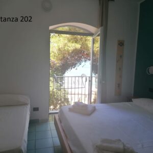 TRIPLA CON BALCONE FRONTE MARE