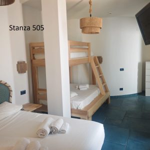 Camera Quadrupla Deluxe con letto matrimoniale e letto a castello