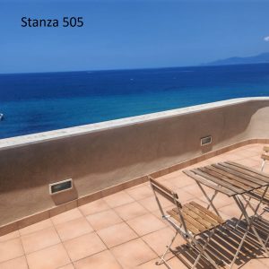 Terrazza privata con vista mare della camera Quadrupla Deluxe