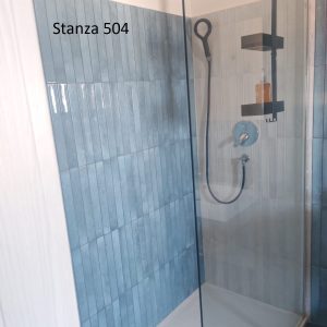 Bagno privato con doccia della camera Tripla Deluxe