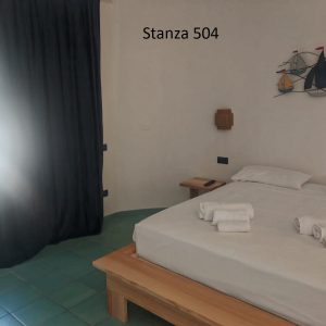 Camera Tripla Deluxe con letto matrimoniale e arredi in stile marinaro