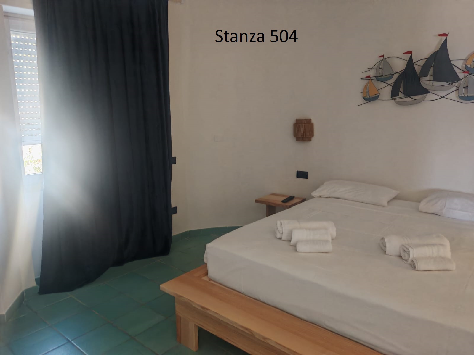 Camera Tripla Deluxe con letto matrimoniale e arredi in stile marinaro