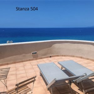Terrazza privata con vista mare della camera Tripla Deluxe