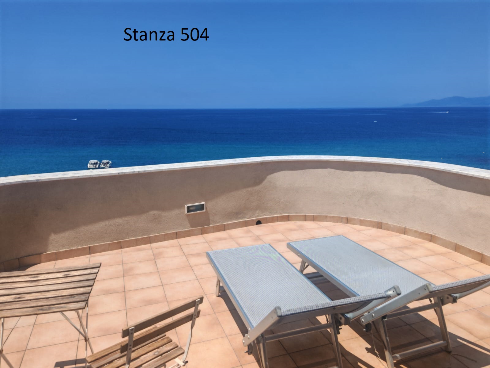 Terrazza privata con vista mare della camera Tripla Deluxe